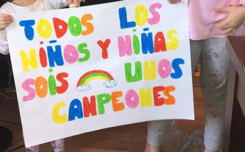 Cartel de niñas y niños.